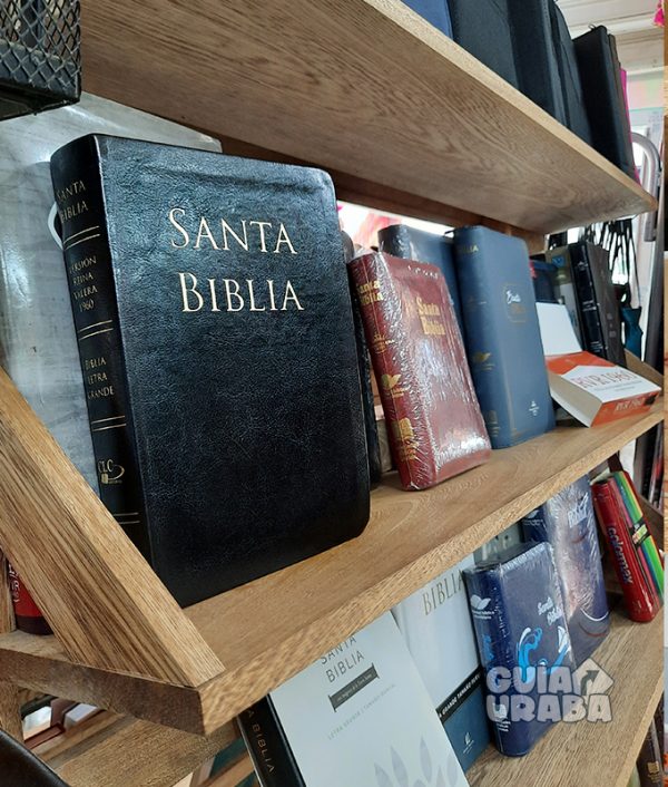 Biblia en una estanteria de la libreria emmanuel